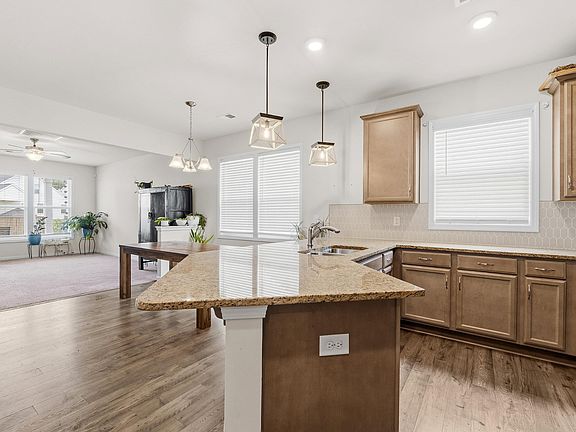 3rd image of 21 Harvest Glen Dr