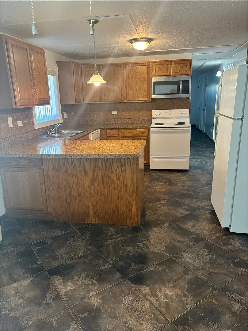 2 bed, 1127 sqft, $2,100 — Photo 4