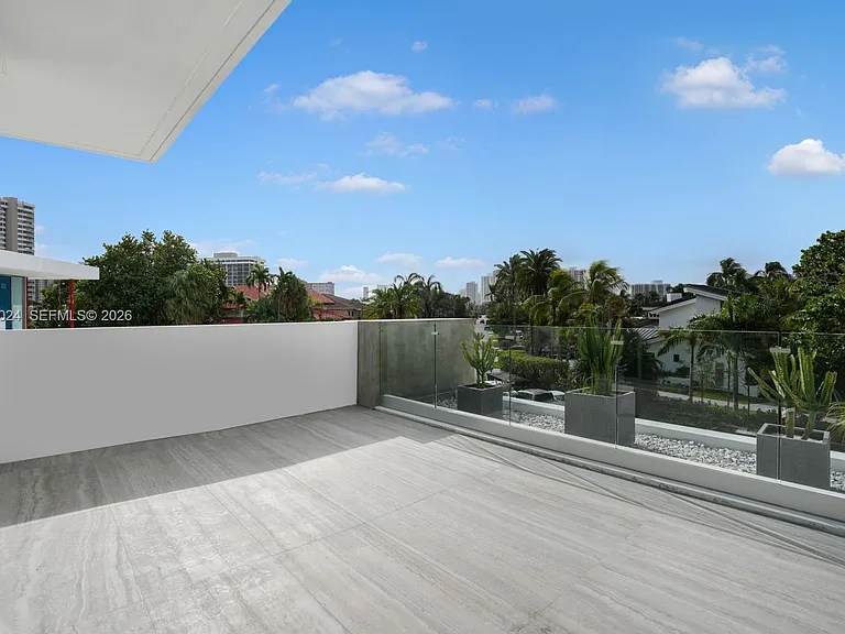 501 Palm Dr — Photo 48