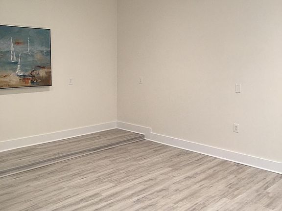 4th image of 403 Upper 36th Ave S #B