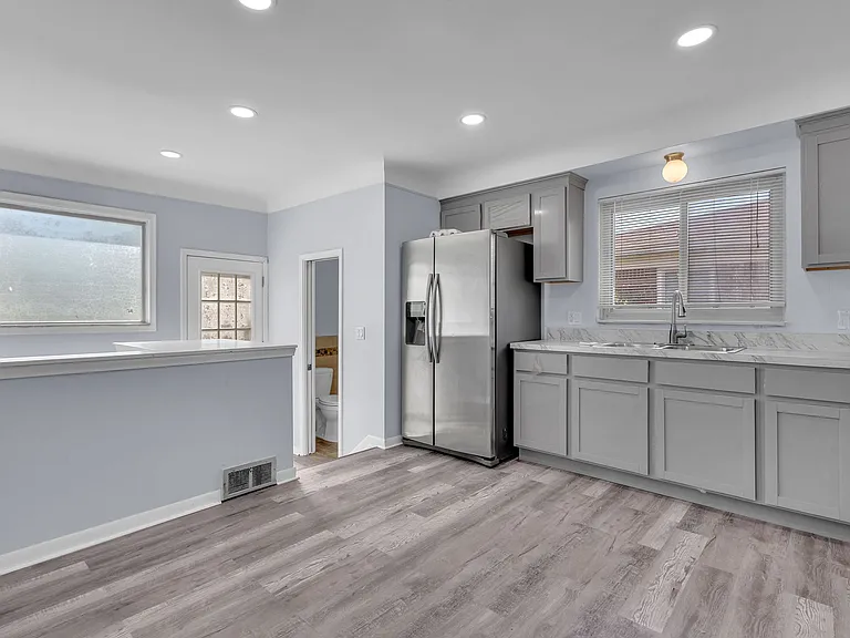 8484 Berwyn St — Photo 24