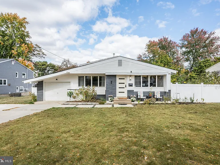325 Juniper Dr — Photo 1