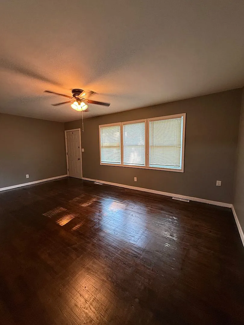 This is a 4 bedroom 1 Full bathroom house which has a spacious living room, dining room and full ... — Photo 3