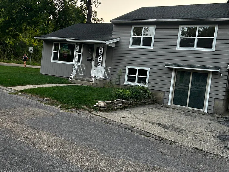 402 Ridge St — Photo 3