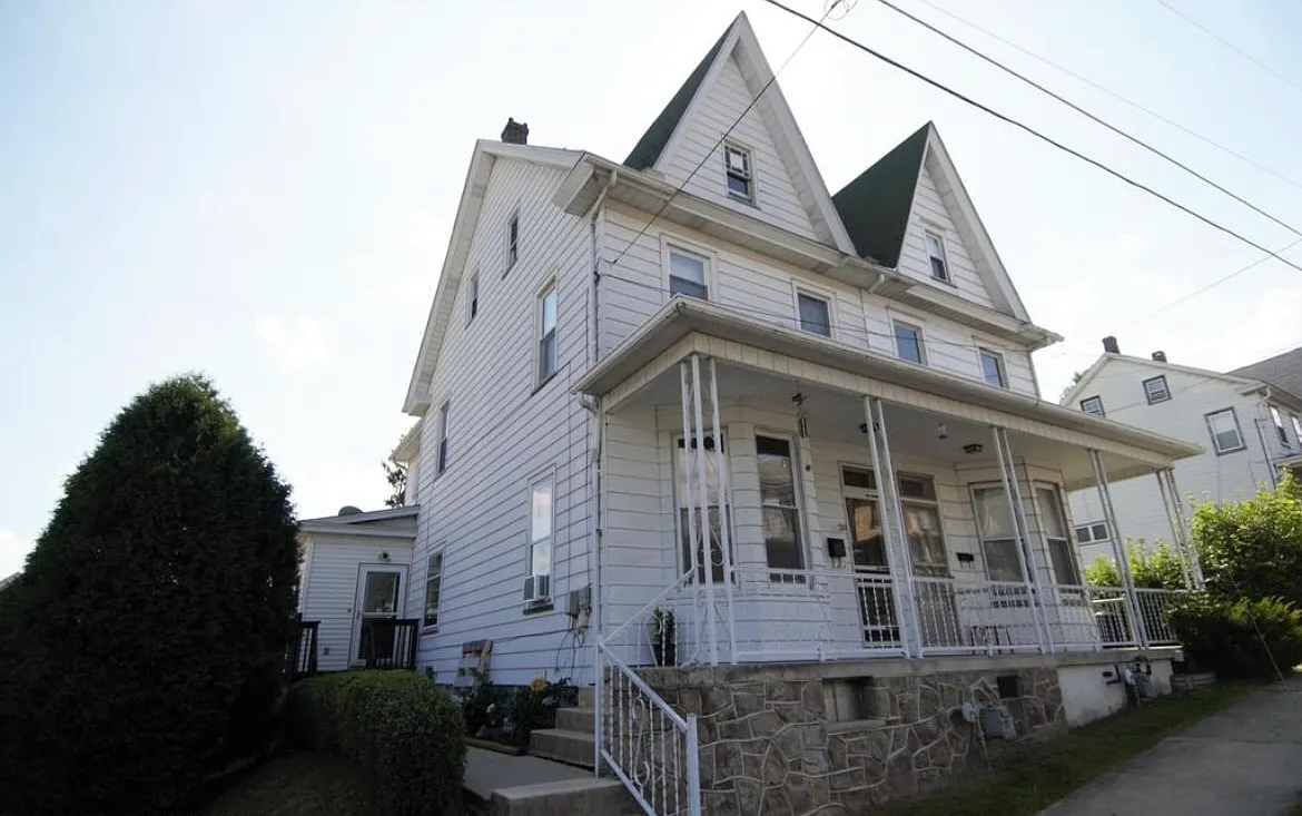 6 bed, 1.5 bath, 1364 sqft, $1,750 — Photo 1