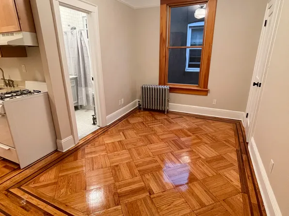 2407 19th St #2R, Astoria, NY 11102