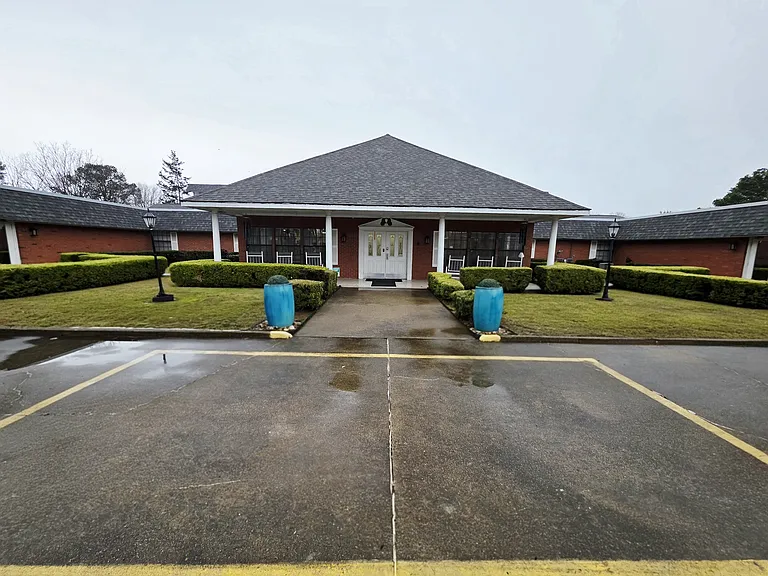 Colonial Lodge Apartments — Photo 16