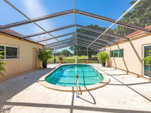19220 S Saint Andrews Dr, Hialeah, FL 33015
