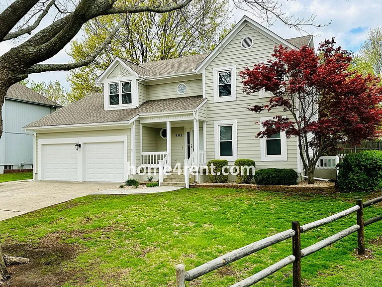 902 Sherman Pkwy — Photo 1