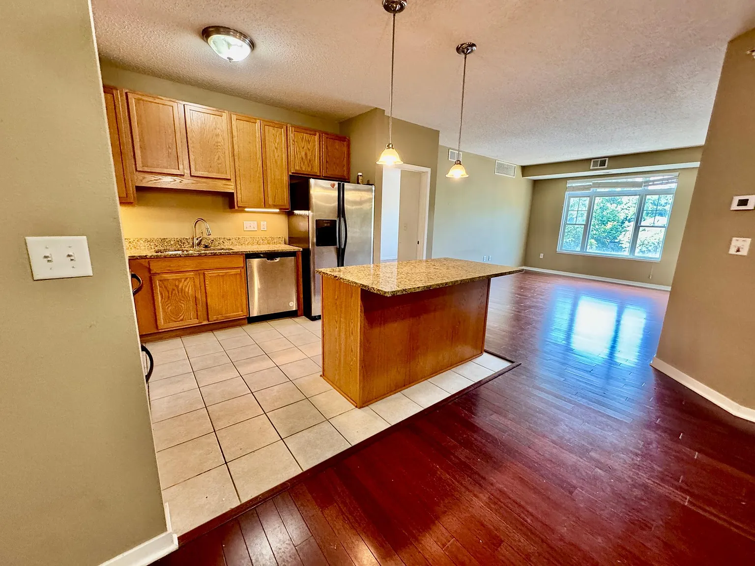 3 bed, 2.0 bath, 1500 sqft, $2,098 — Photo 4