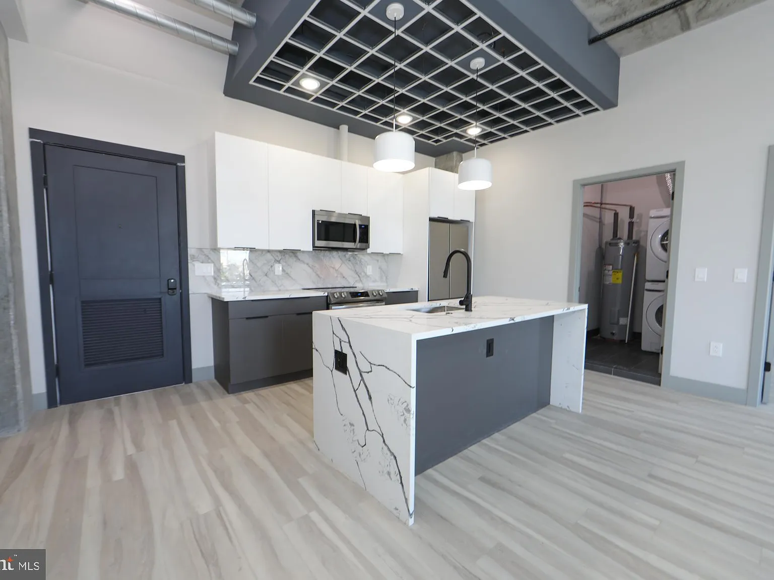 2 bed, 2.5 bath, 21396 sqft, $2,500 — Photo 1