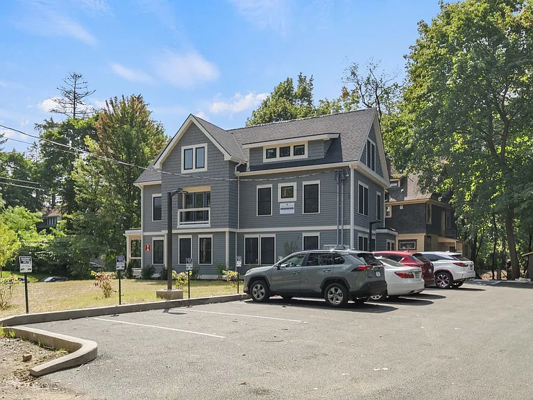 200 Highland Ave — Photo 22