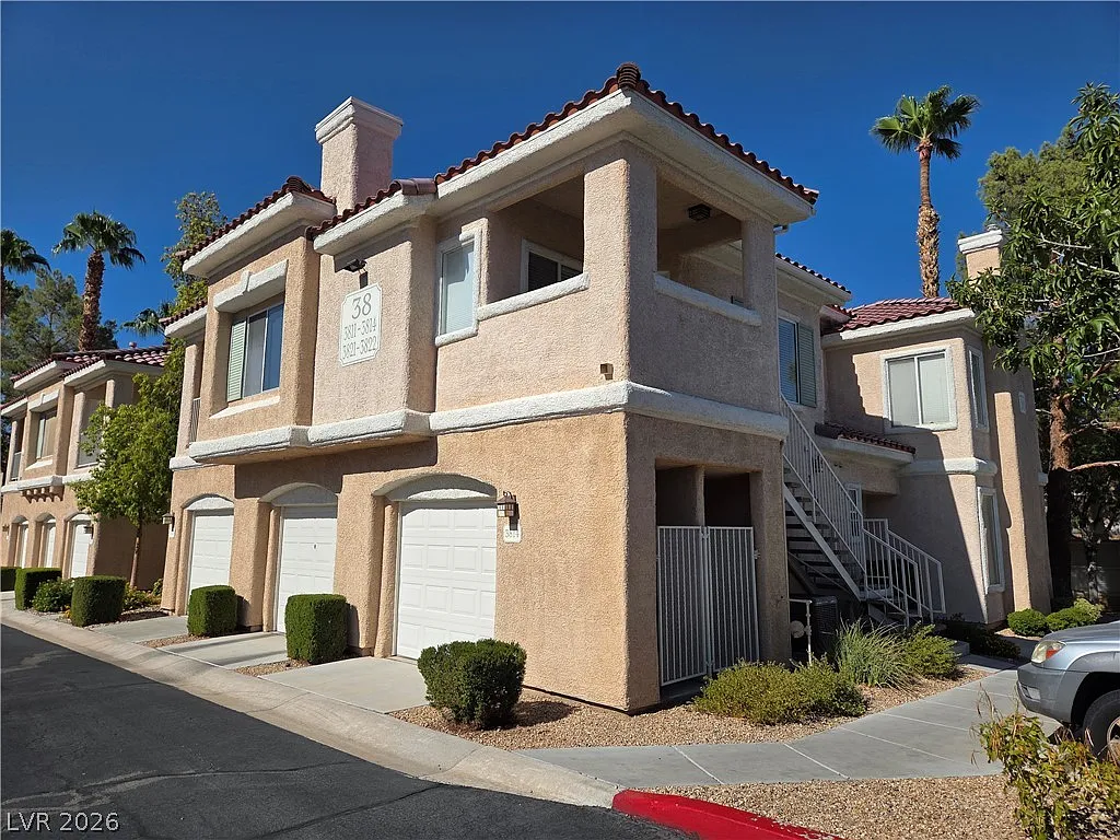 1 bed, 1.0 bath, 824 sqft, $1,375 — Photo 2