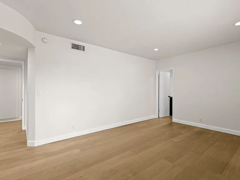(El/Eu/Yo:B) 148 S. Oakhurst Drive — Photo 9