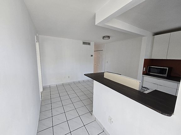 3rd image of 631 Jefferson Ave APT 303