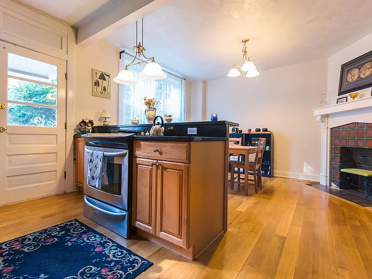 221 Dewey St — Photo 5