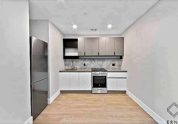 3rd image of 290 Linden Blvd #3R