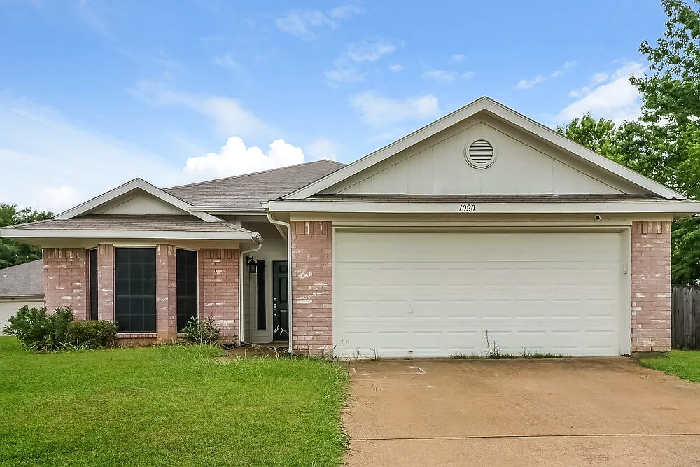 3 bed, 2.0 bath, 1445 sqft, $2,080 — Photo 1