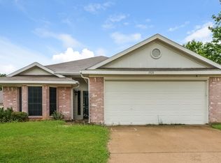 1020 Miles Ave, Burleson, TX 76028