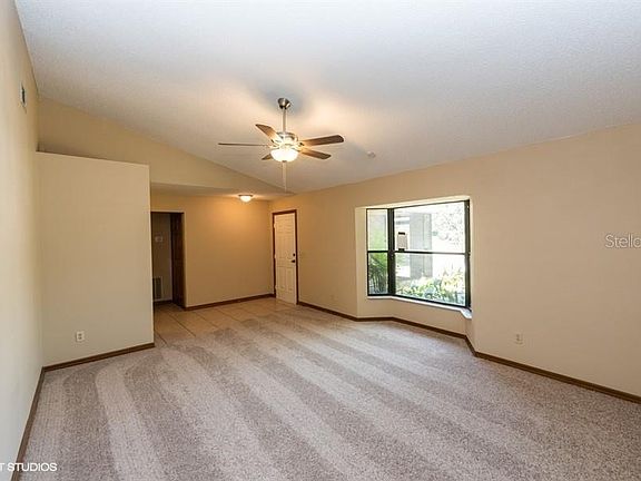 4th image of 740 Oak Ln