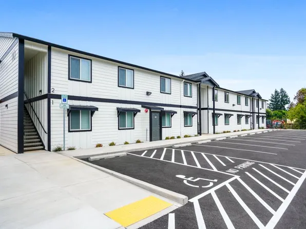 110 SW 7th St, Dundee, OR 97115