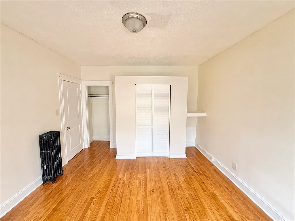 3 bed, 1.0 bath, 1200 sqft, $3,200 — Photo 2