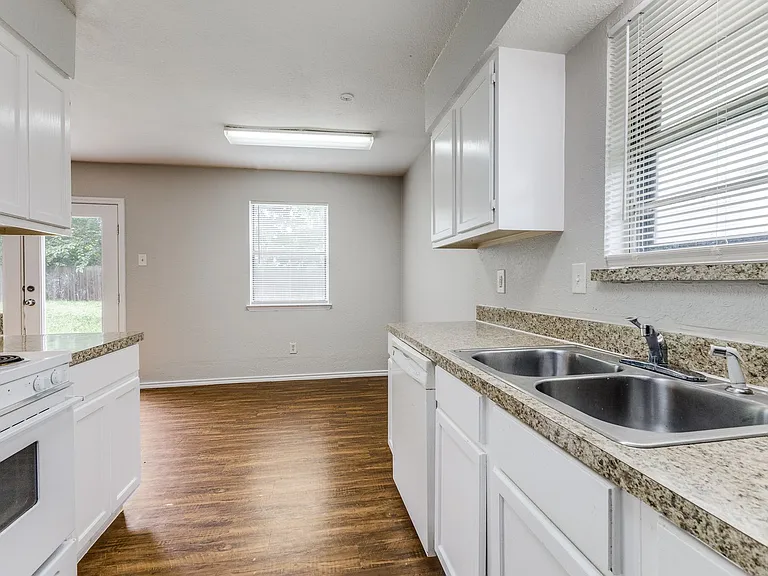 12129 Spring Branch Dr — Photo 5