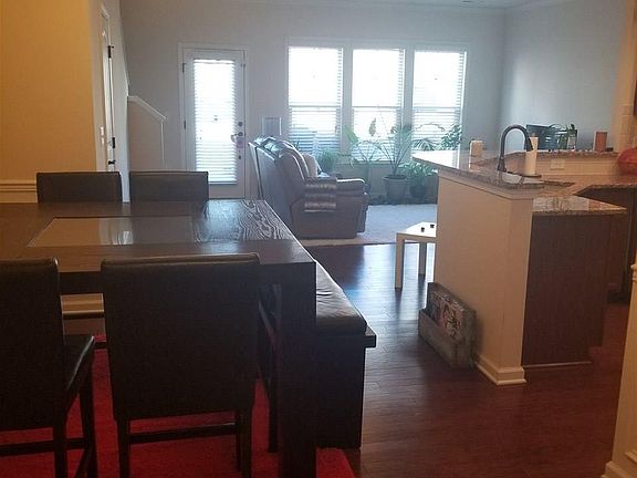 4th image of 128 Comptonfield Dr