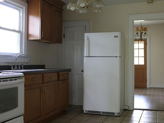 2nd image of 113 Spinner St