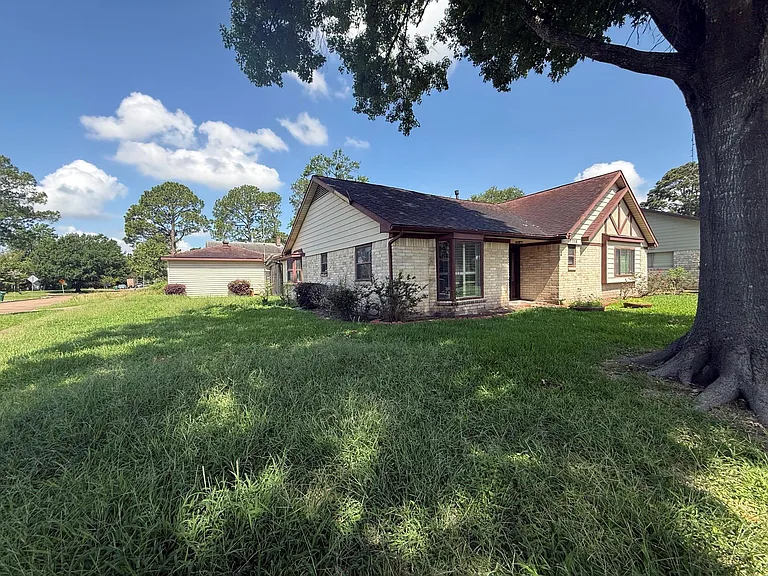 7718 Lacy Hill Dr — Photo 2