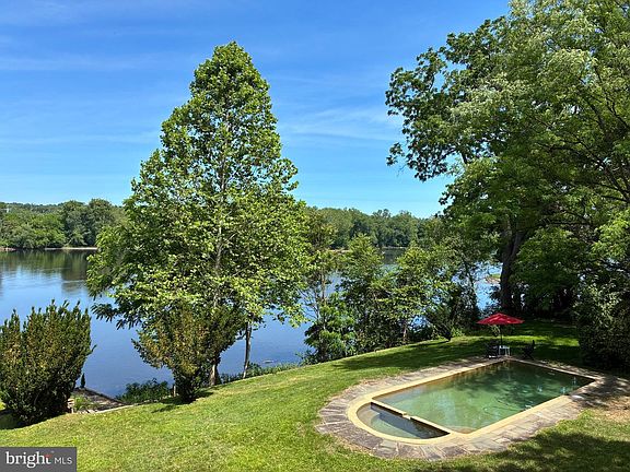 4th image of 2462 N River Rd