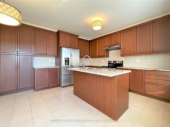 5th image of 205 Vanda Dr