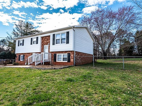3rd image of 5582 Hillside Ct