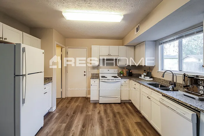 915 Mainstreet Lake Dr — Photo 2
