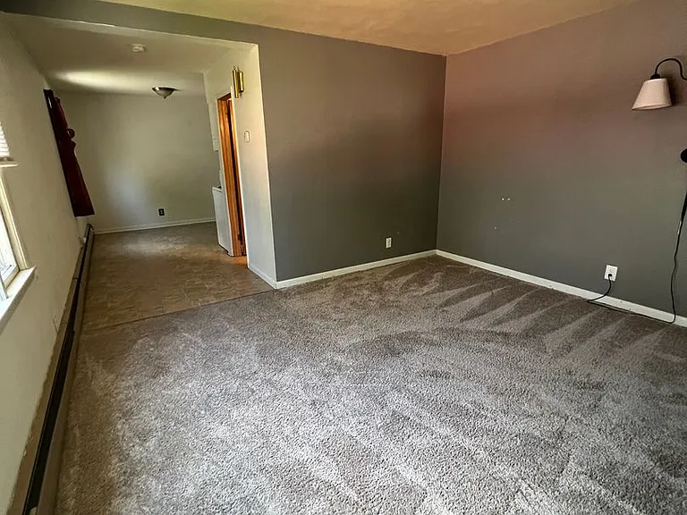 515 W Oak St — Photo 5