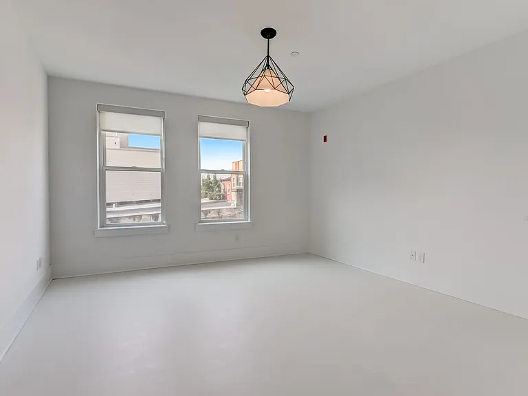 2046 N Front St — Photo 35
