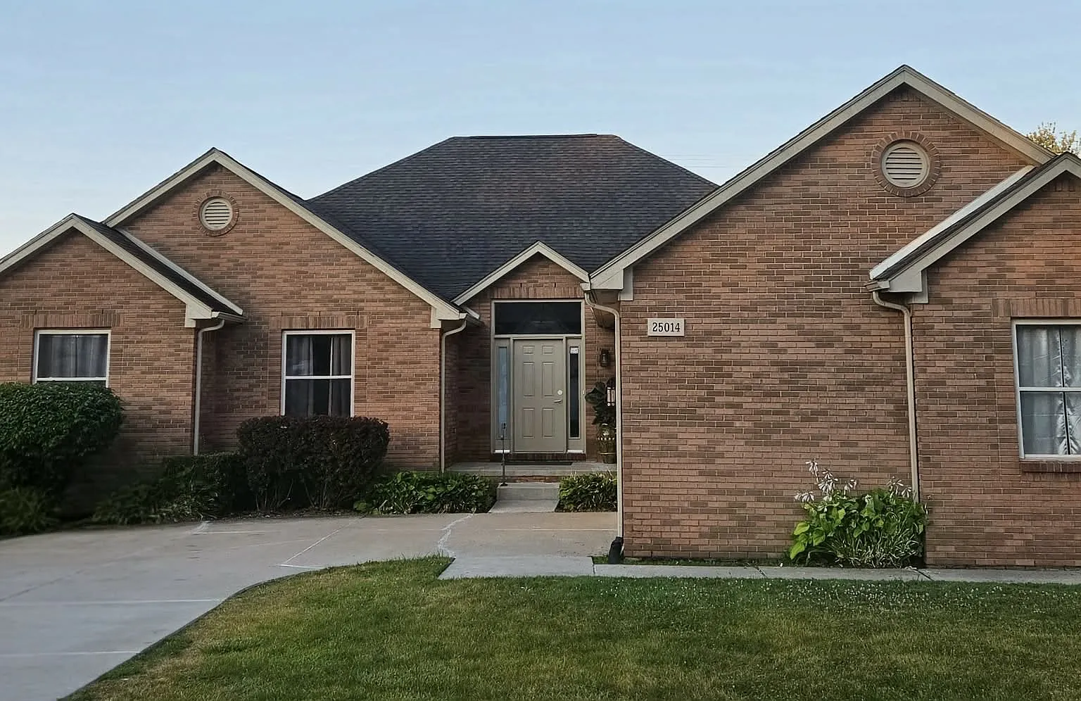 4 bed, 2.5 bath, 2542 sqft, $4,200 — Photo 1