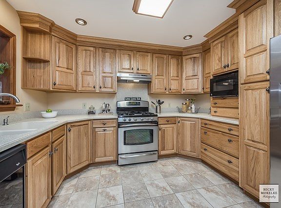 Fabulous remodeled kitchen features gorgeous 42" custom hickory cabinets w/stacked crown molding, re