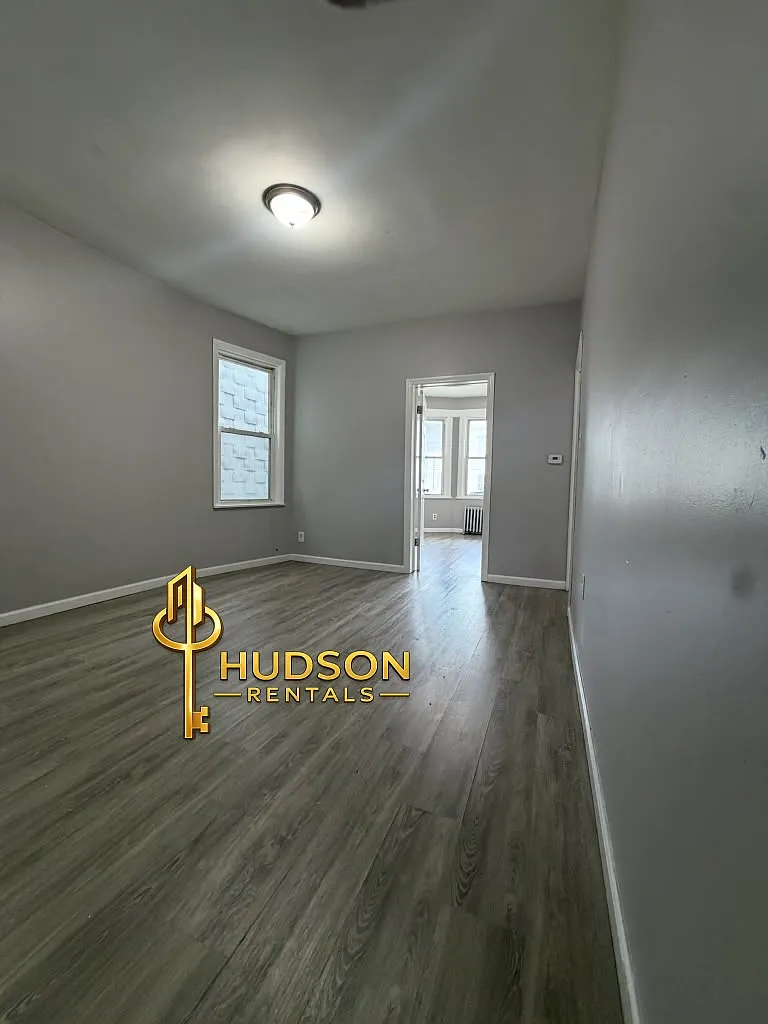 3 bed, 1000 sqft, $2,300 — Photo 3