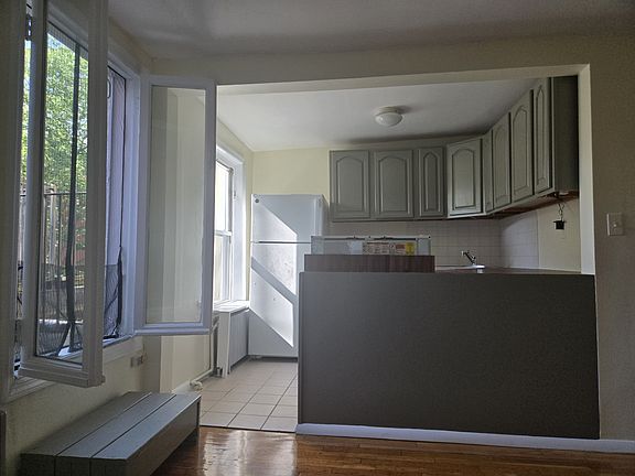 2nd image of 236 Hoyt St #2