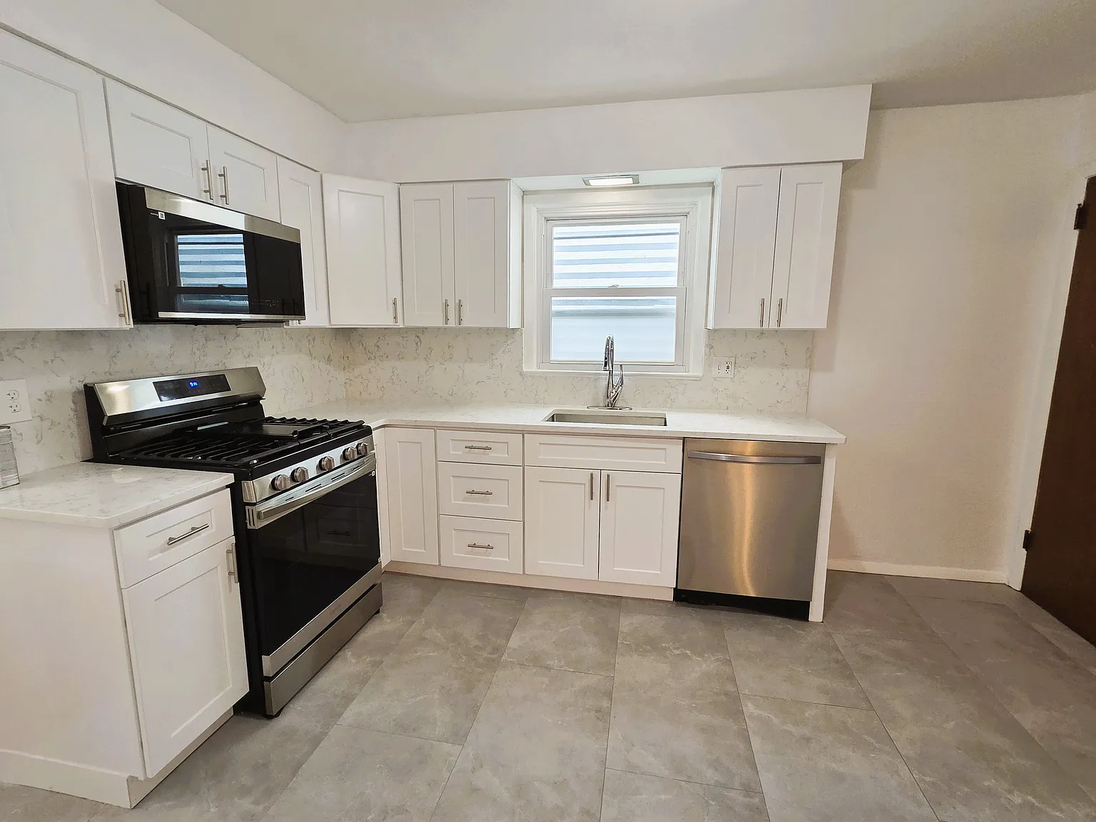 3 bed, $2,700 — Photo 2