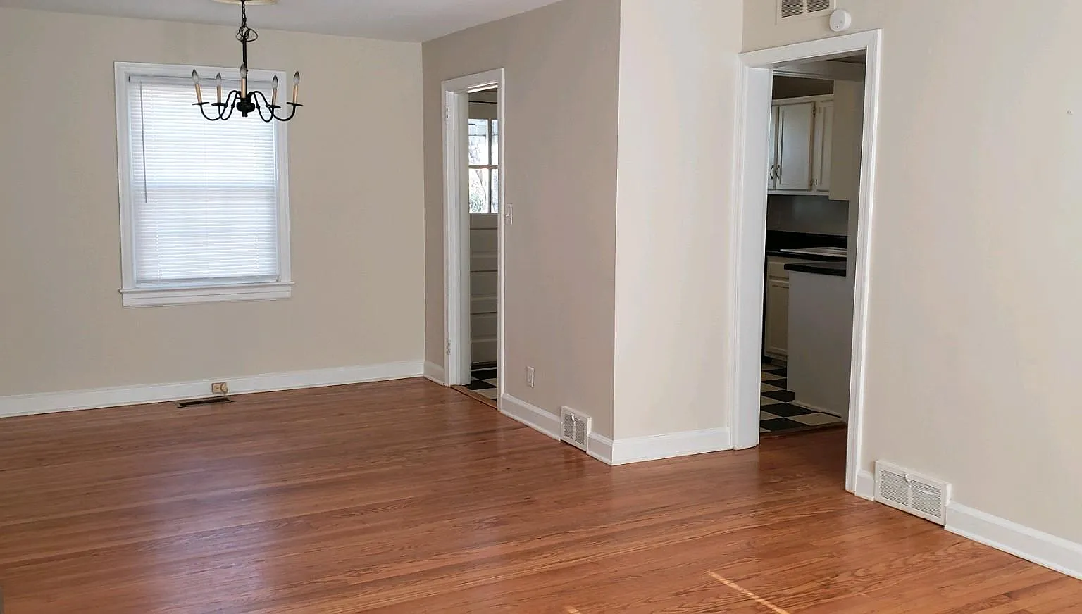 3 bed, 936 sqft, $1,525 — Photo 3