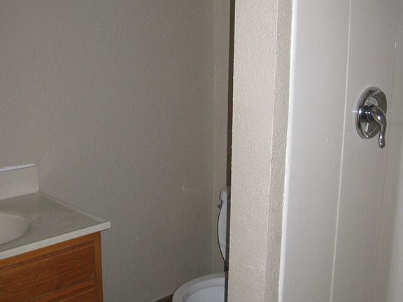 1st Floor Full Bath (w/o Tub)