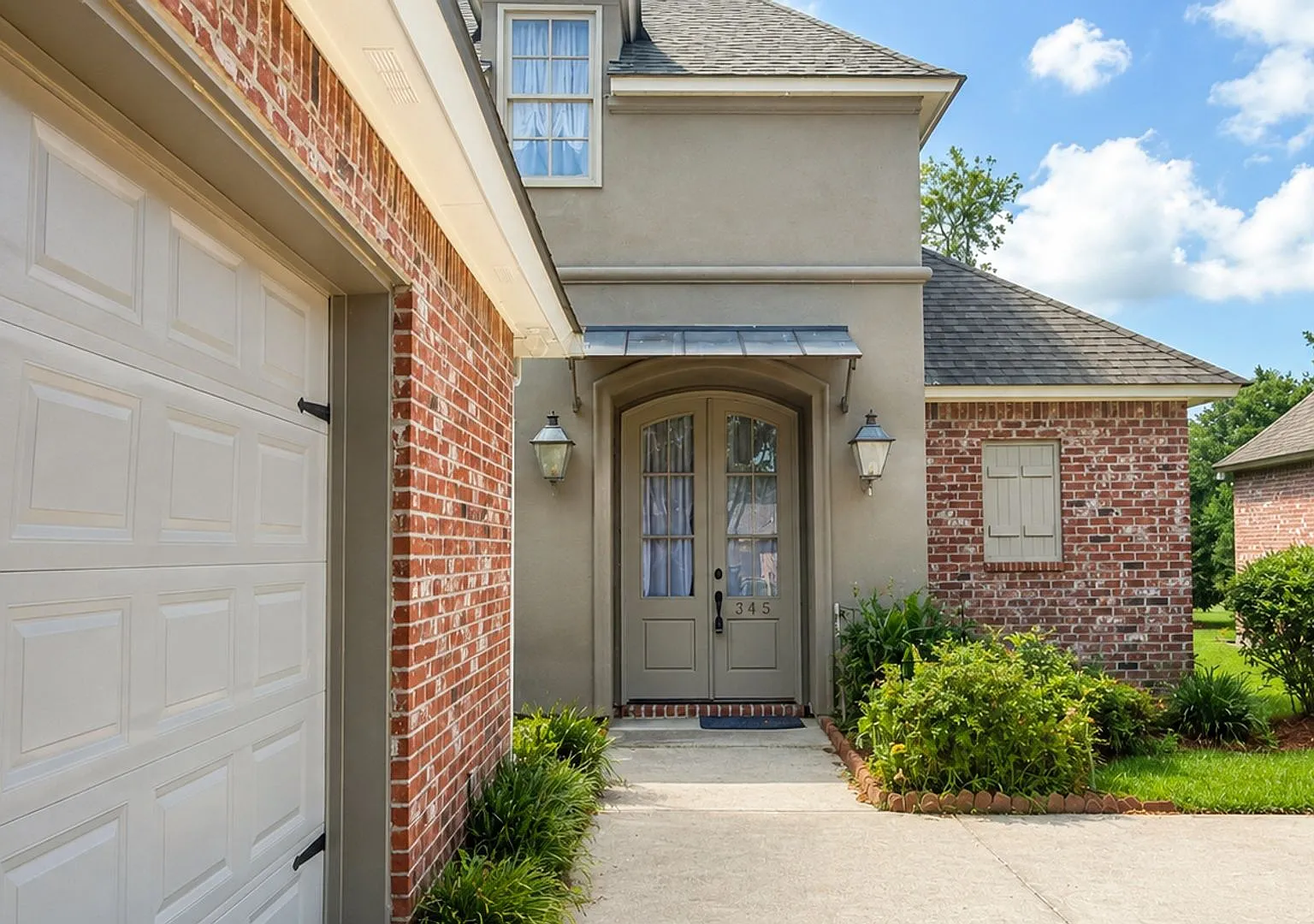 4-Bedroom Executive-Style Lakefront Home with Private Mother-in-Law Suite — Photo 2