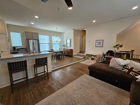 3rd image of 5905 Ross Ave Unit 4