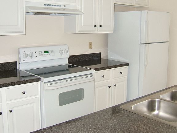 Kitchen w/breakfast bar