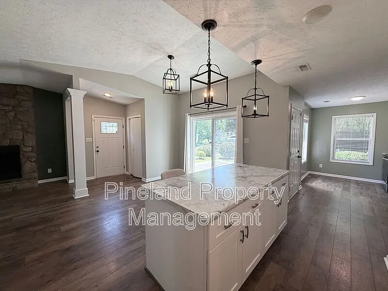 890 Bridgette St — Photo 3