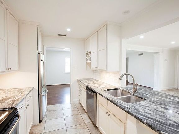 4th image of 10140 Shadyview Dr