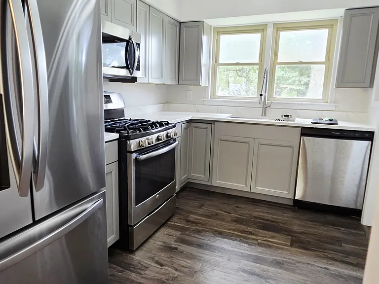 906 W Walnut St — Photo 7