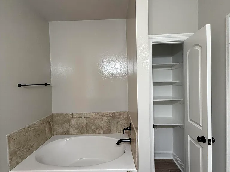 404 Sparrowhawk St — Photo 29